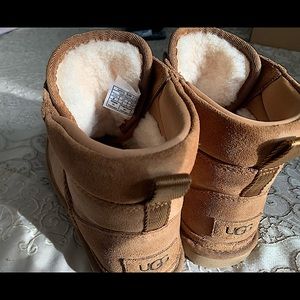 Brand new UGG NEUMEL Snow Boot. Color Cognac; Size 6 Ankle boot.
